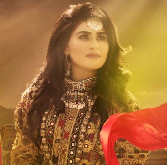 Sana Tajik cumple su sueño de ser cantante a pesar de las adversidades