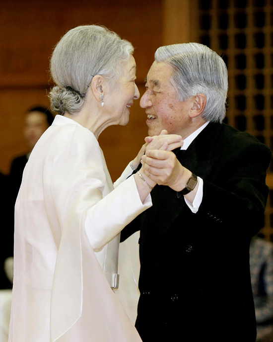 Pareja imperial japonesa celebra aniversario de seis décadas