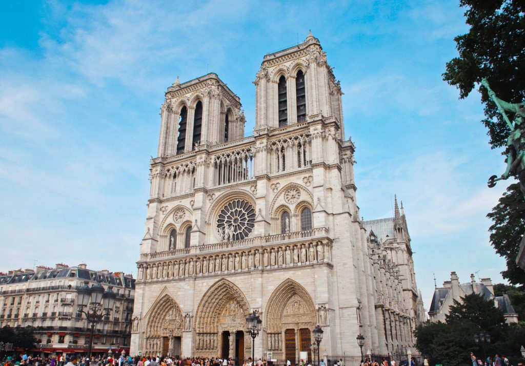Francia está apurada por reconstruir la famosa catedral
