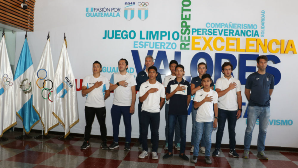 Atletas guatemaltecos de navegación rumbo a Argentina
