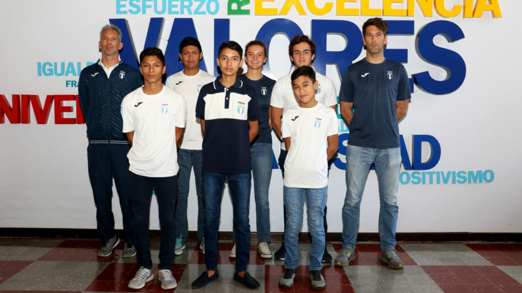 Atletas guatemaltecos de navegación rumbo a Argentina