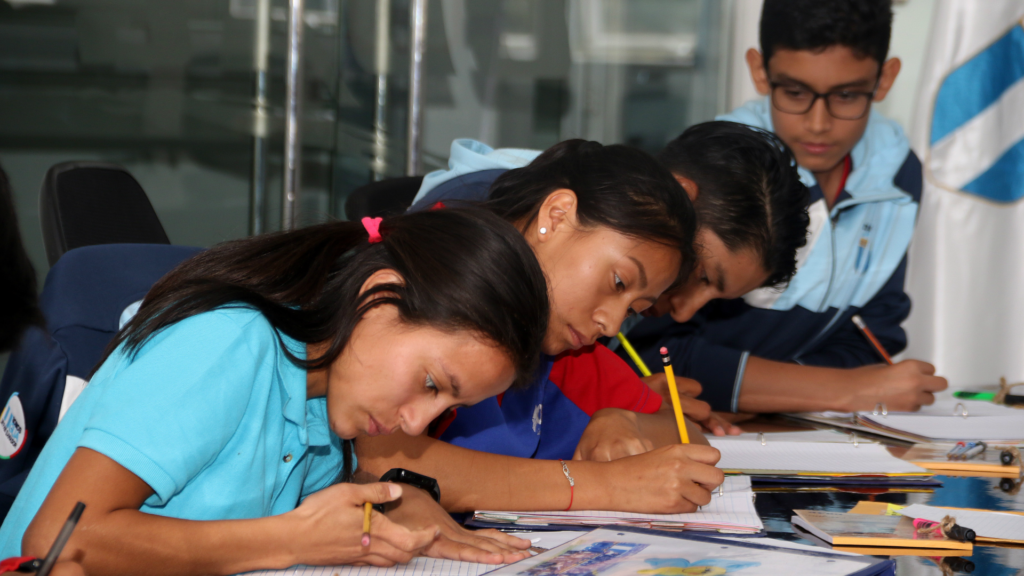 Atletas guatemaltecos forjan su futuro académico y deportivo