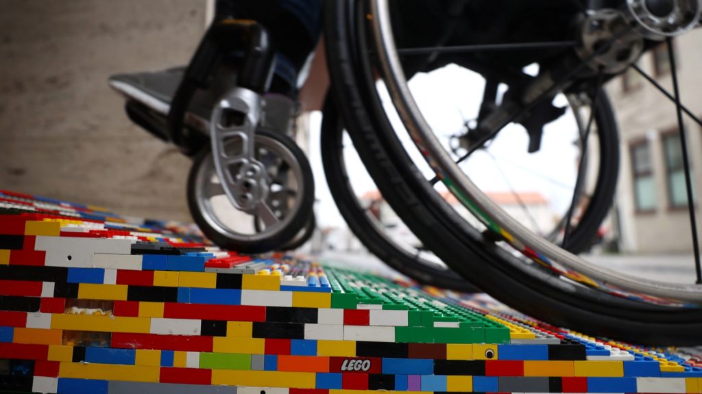 Rampa hecha con legos para personas en sillas de ruedas