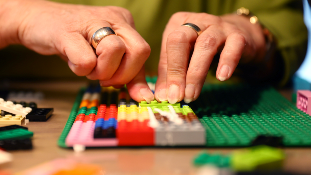 Rampa hecha con legos para personas en sillas de ruedas