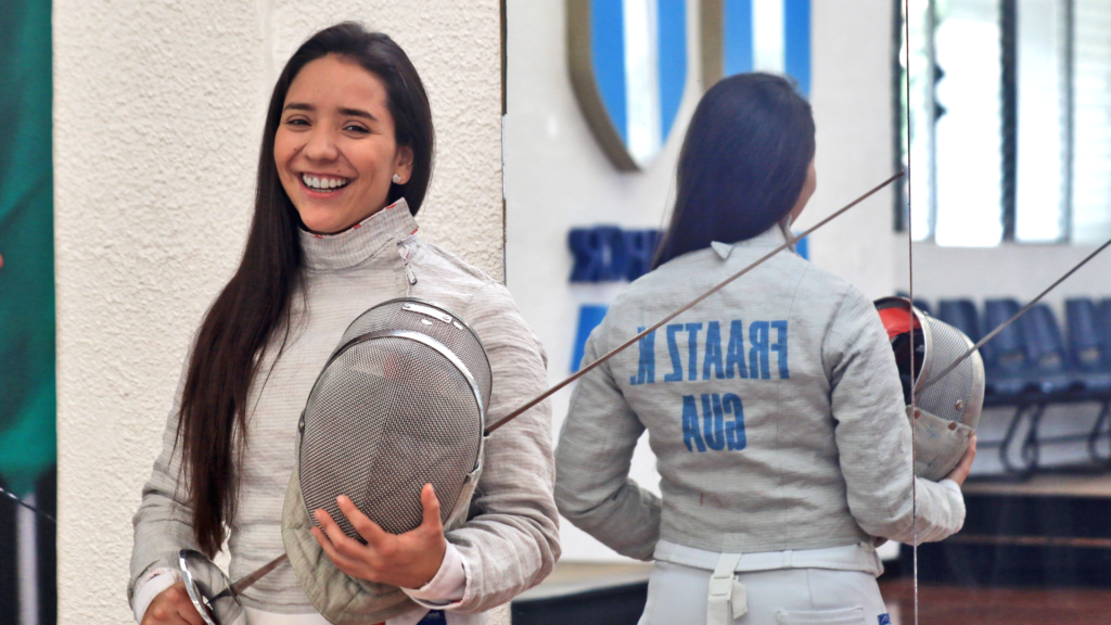 Joven guatemalteca destaca con elegancia en la esgrima