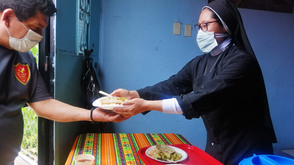 Religiosas donan almuerzos servidos con amor