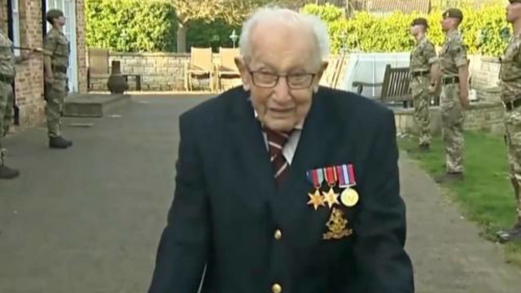 Capitán Moore de 99 años logra récords Guinness