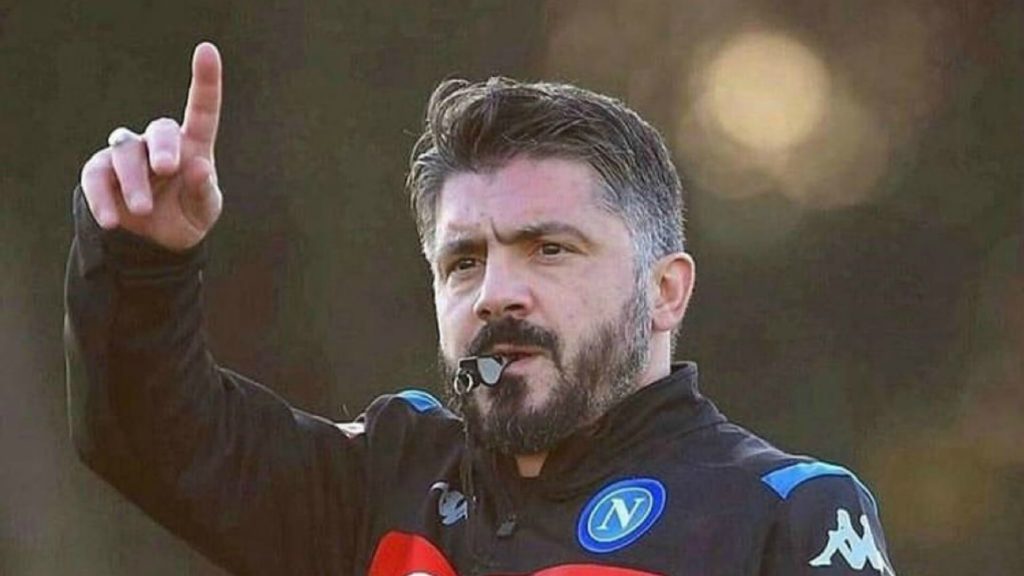 Entrenador Italiano da su sueldo para ayudar