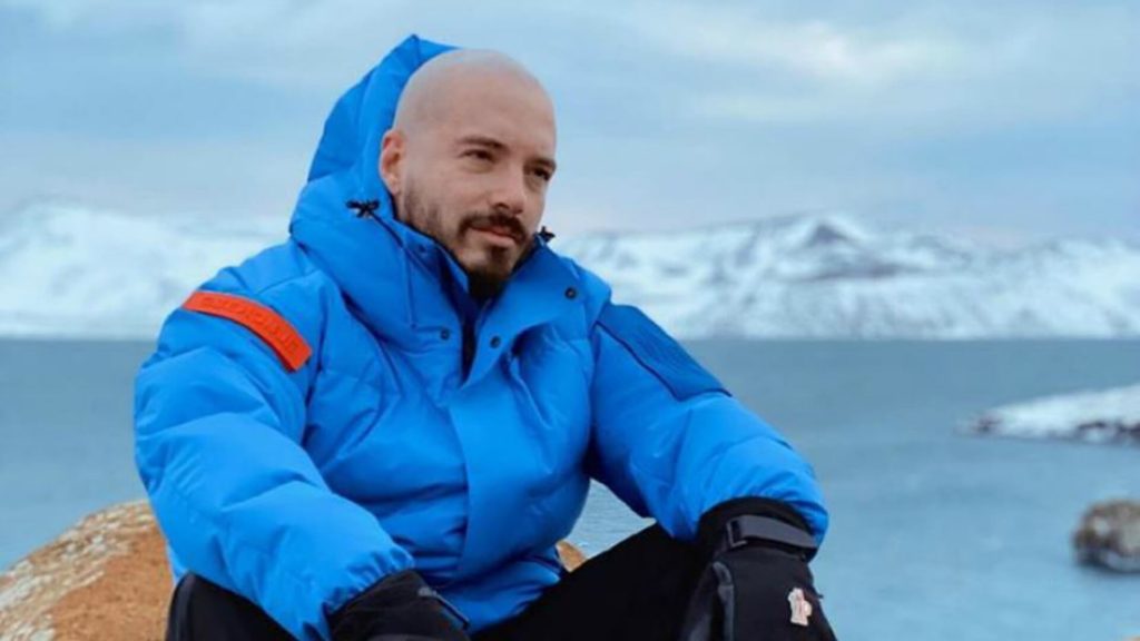 J Balvin llena de colores a familias colombianas