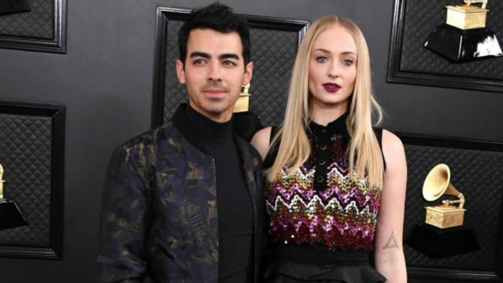 Joe Jonas y su esposa llevan alimento a Hospital
