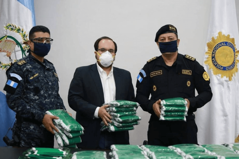 Mayaniquel entrega donación a la policia nacional