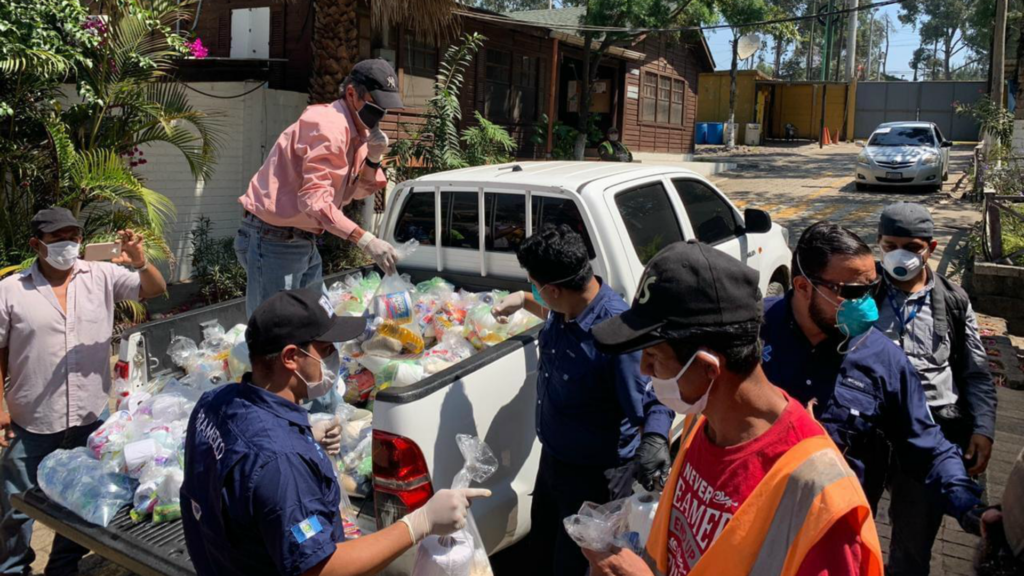 Usac entrega bolsas de alimentos en Villa Nueva