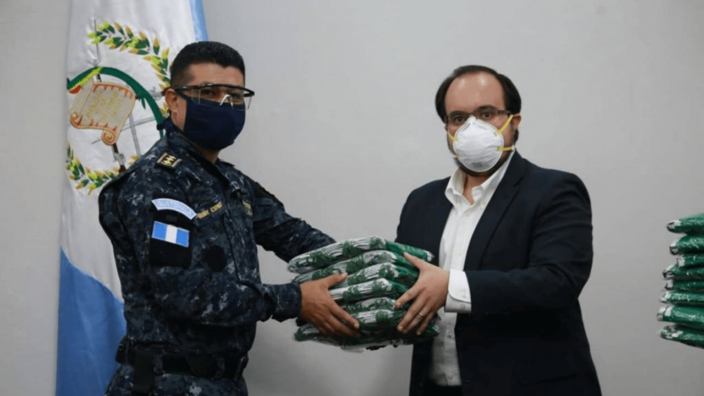 Mayaniquel entrega donación a la policia nacional