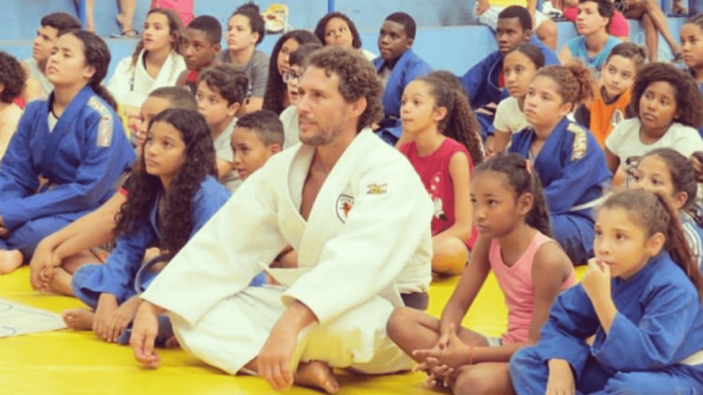 Atletas brasileños ayudan a los necesitados