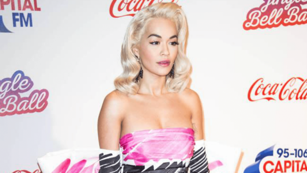 Rita Ora ayudara al sistema de salud como voluntaria