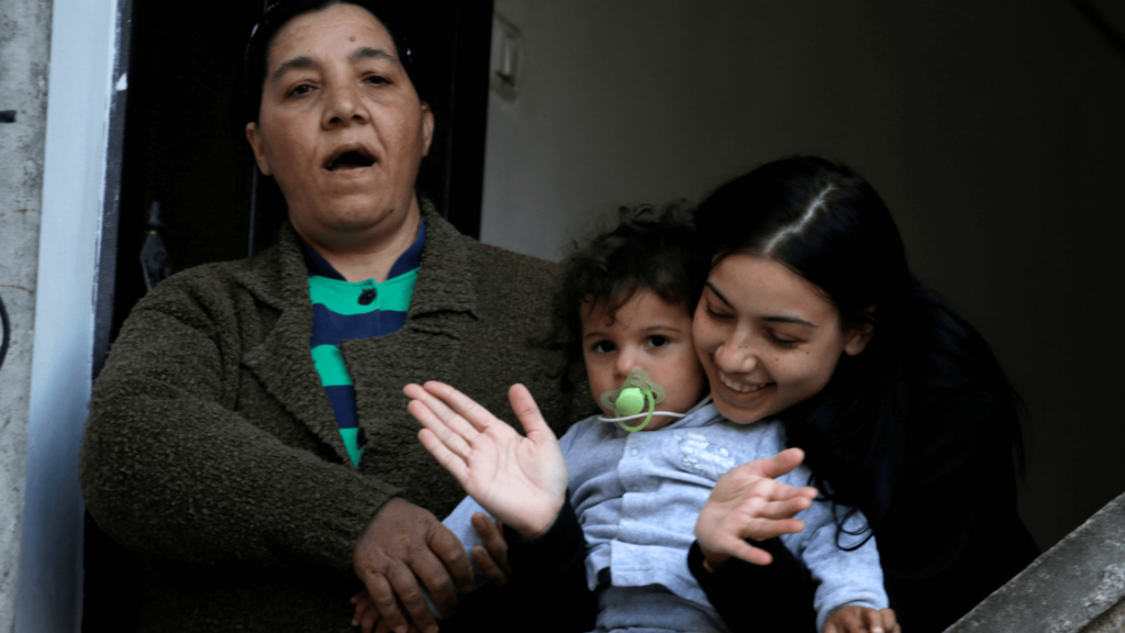 Vecinos bailan en los techos  para levantar el animo