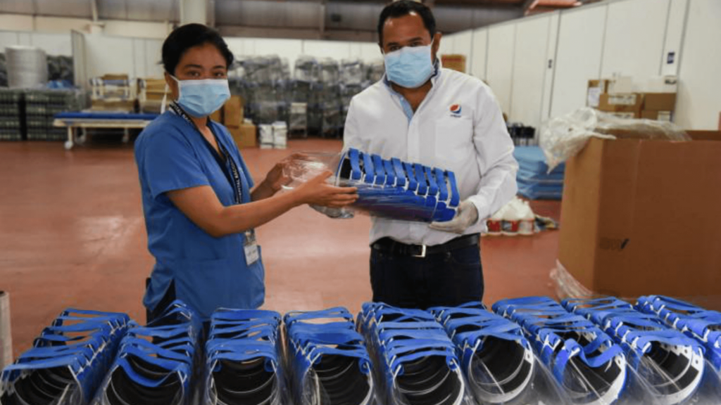 Pepsi dona mascarillas hechas con botellas de plástico