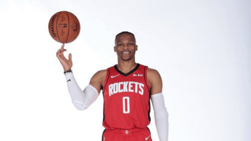 Basquetbolista dona 650 computadoras a niños