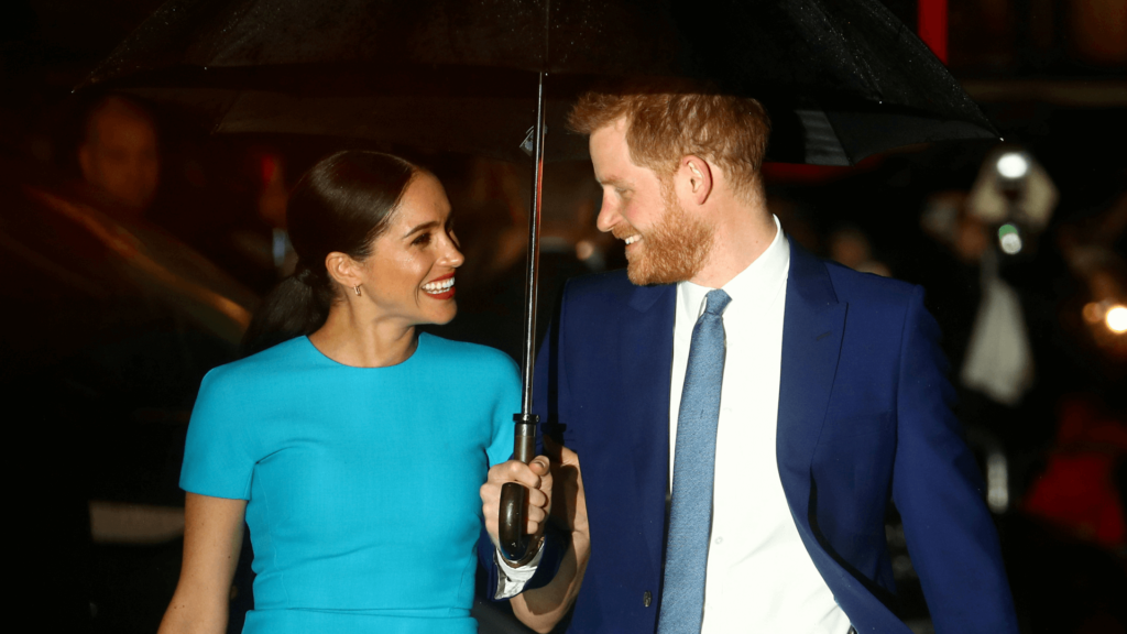 Duques de Sussex llevan comida a las  casas de las personas enfermas