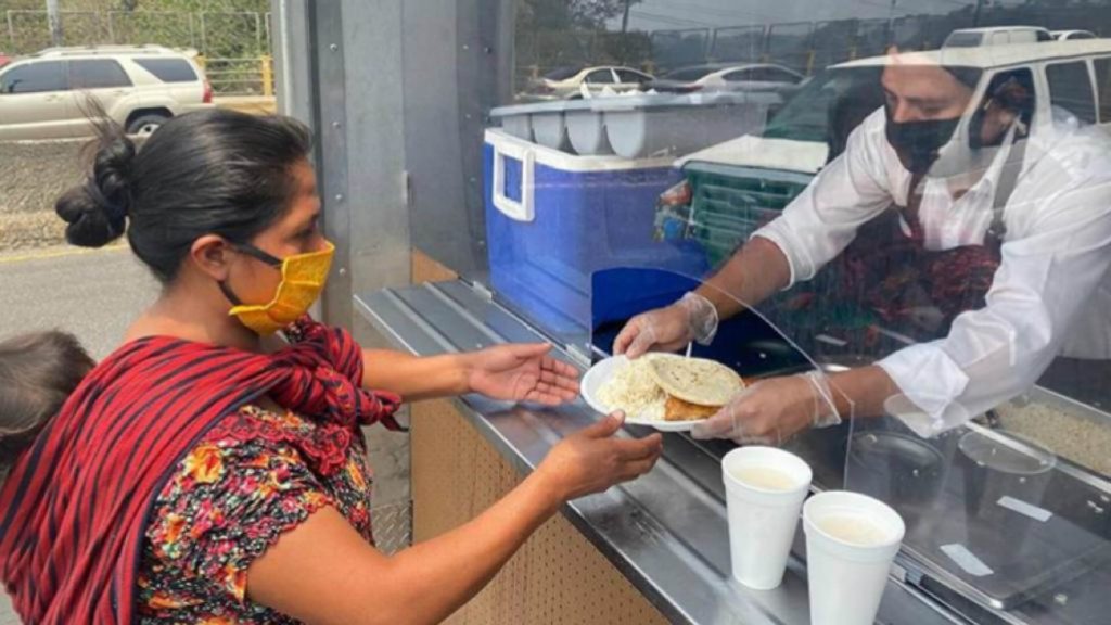 Presto Banquetes lleva almuerzos a un asentamiento