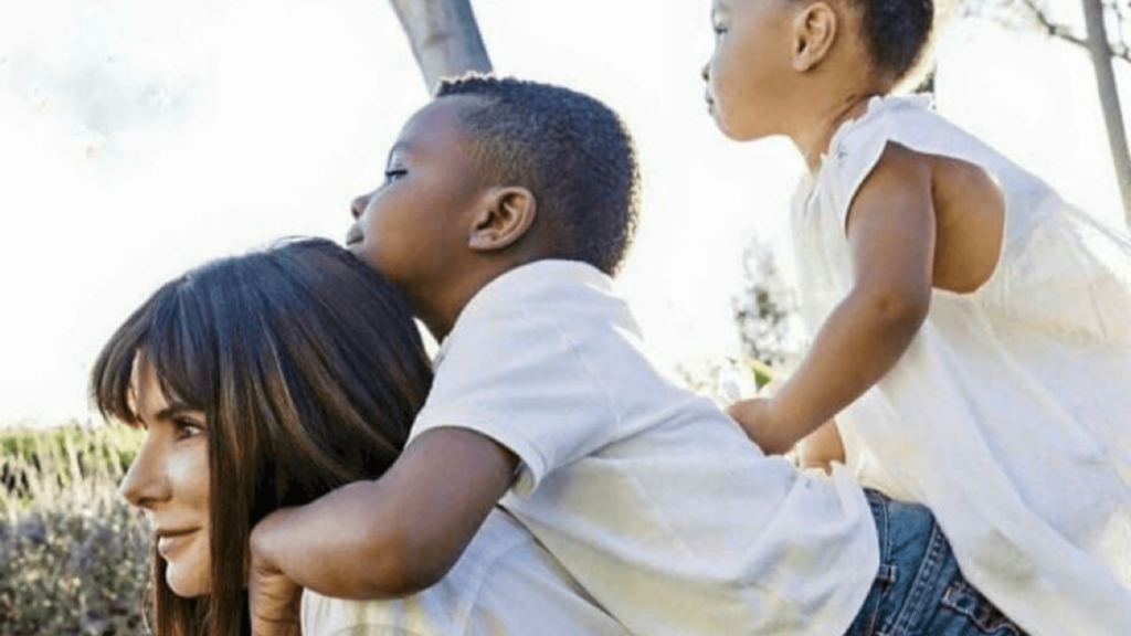Sandra Bullock y Matthew McConaughey junto a su familian donan mascarillas