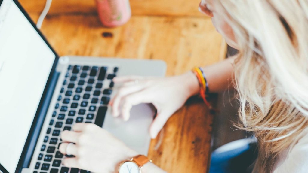 Cursos gratis de creatividad digital para mujeres