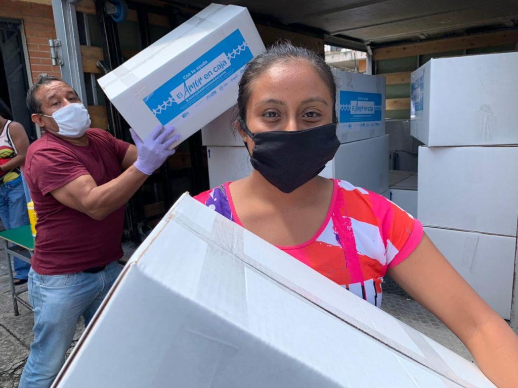 Miles de familias reciben cajas llenas de víveres