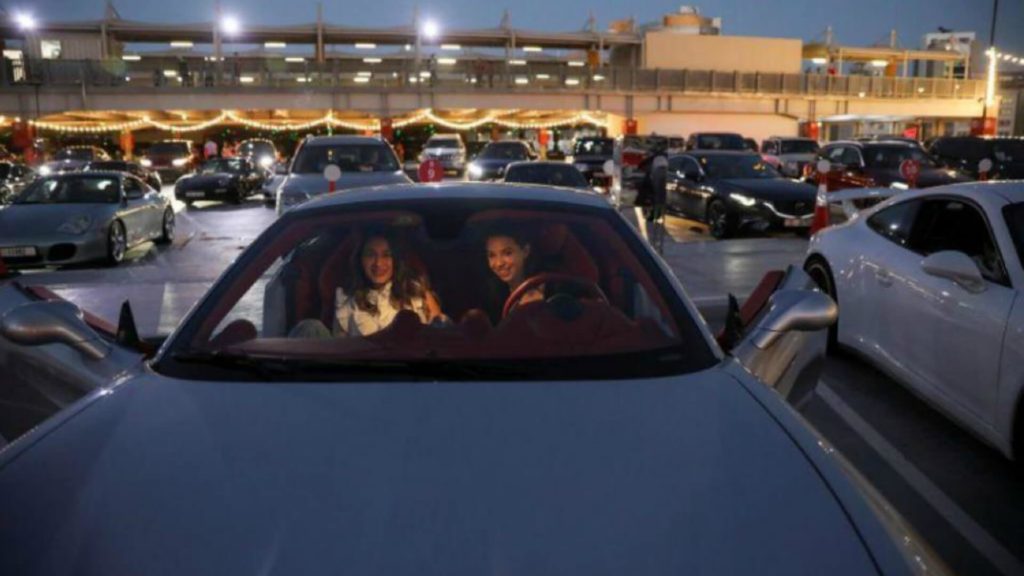 Autocine en Dubái para mantener el distanciamiento social