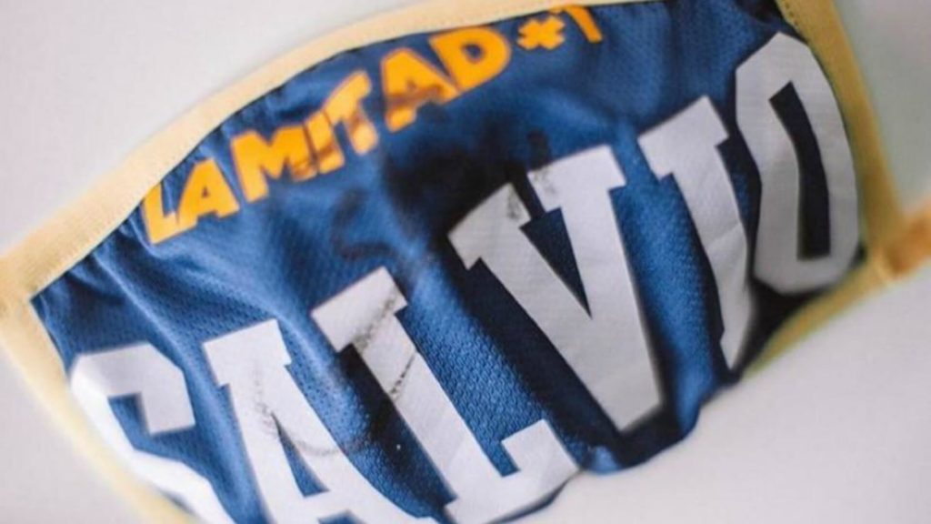 Futbolistas de Boca y River donan camisetas