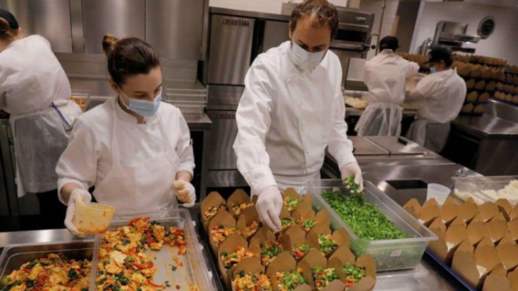 Chef de NY transforma restaurante en cocina benéfica