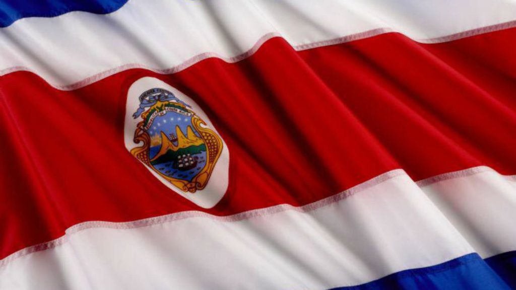 Familia costarricense llena de amor y cuidado a sus hijos