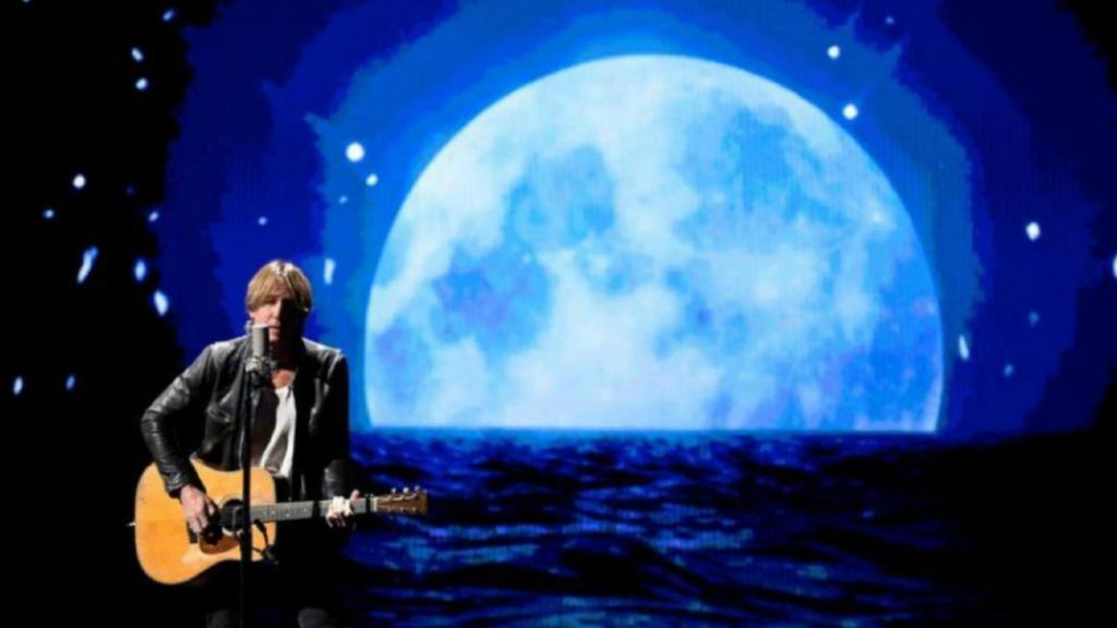 Keith Urban realiza prueba de concierto en autocine