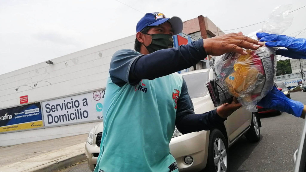 Trabajadores de calle reciben donaciones y víveres