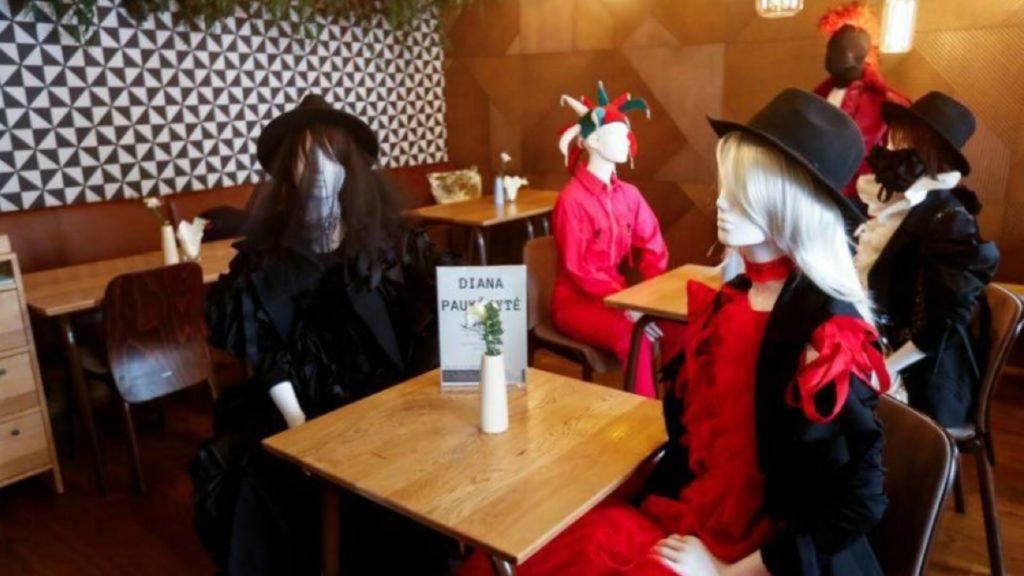 Maniquíes vestidos a la moda ayudan a mantener distancia