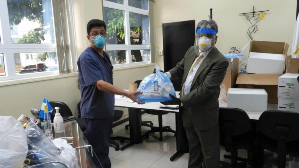 Universidad San Carlos entrega equipo médico a hospitales