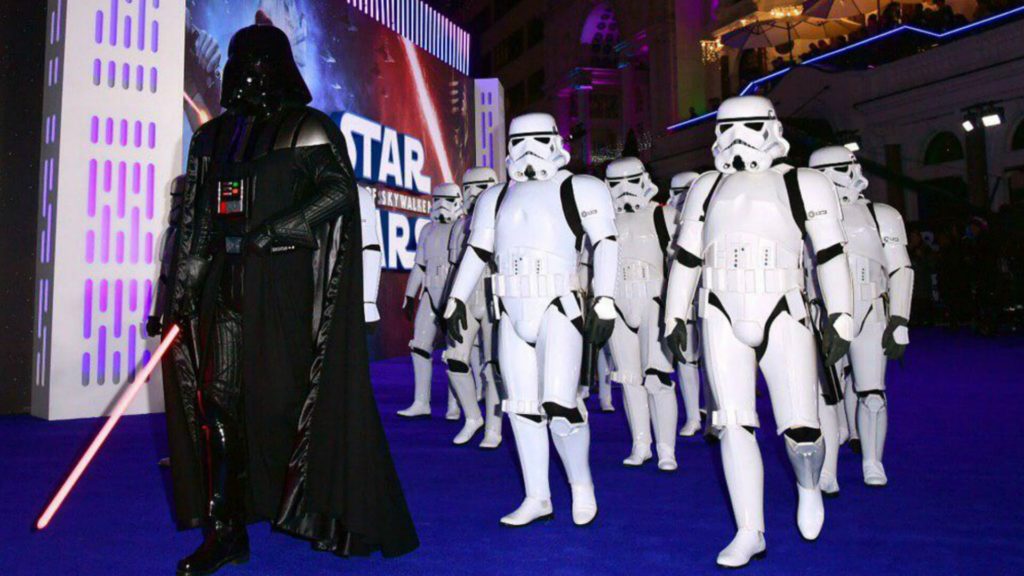 Darth Vader lleva paquetes de ayuda a Filipinas