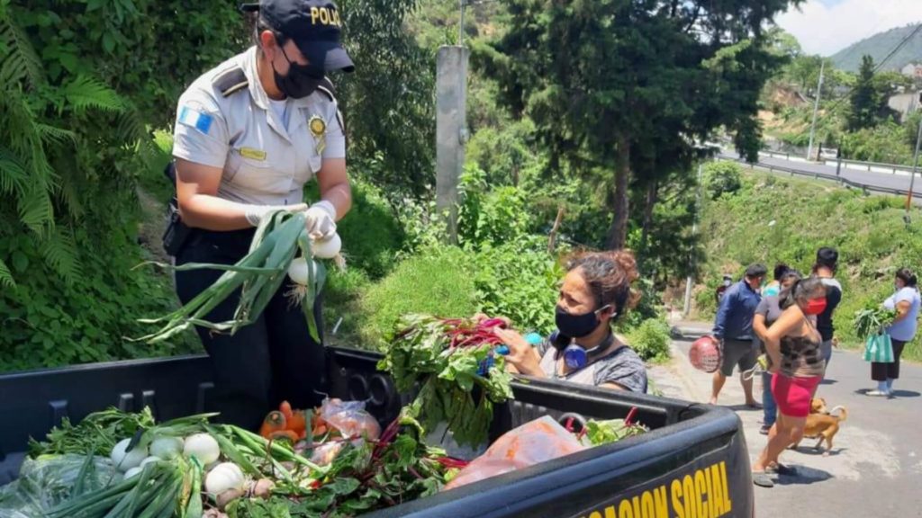 Agentes de la PNC ayudan a familias de Patzicia