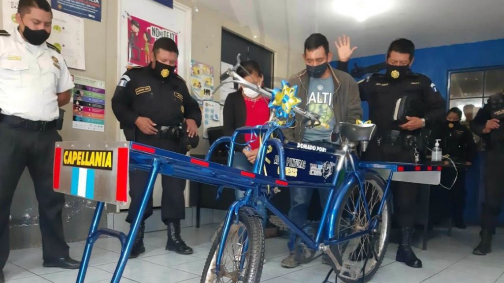 Vendedor  recibe un regalo por parte de PNC y comerciantes