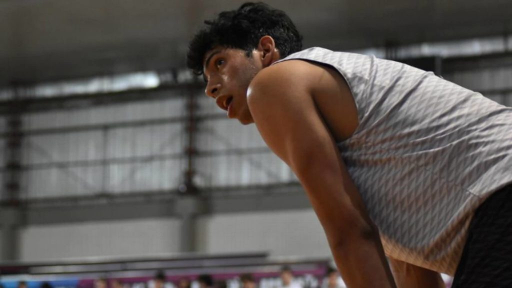 Guatemalteco juega en la liga de baloncesto en Argentina