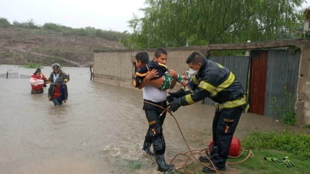 Francisco Aguilar el atleta que ayuda como Bombero