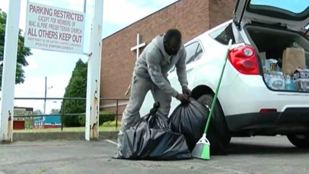La emotiva recompensa a un joven por limpiar las calles