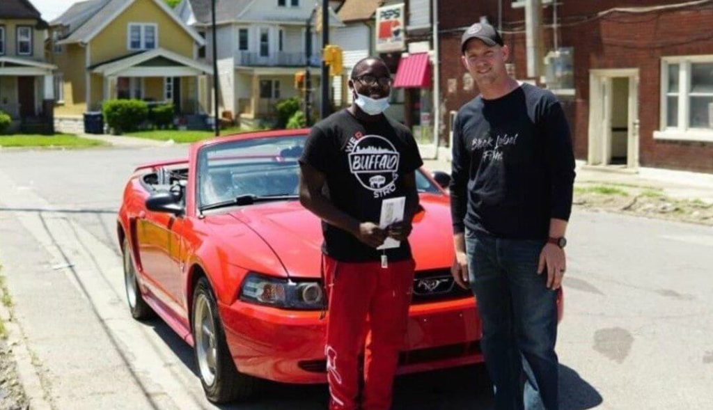 La emotiva recompensa a un joven por limpiar las calles