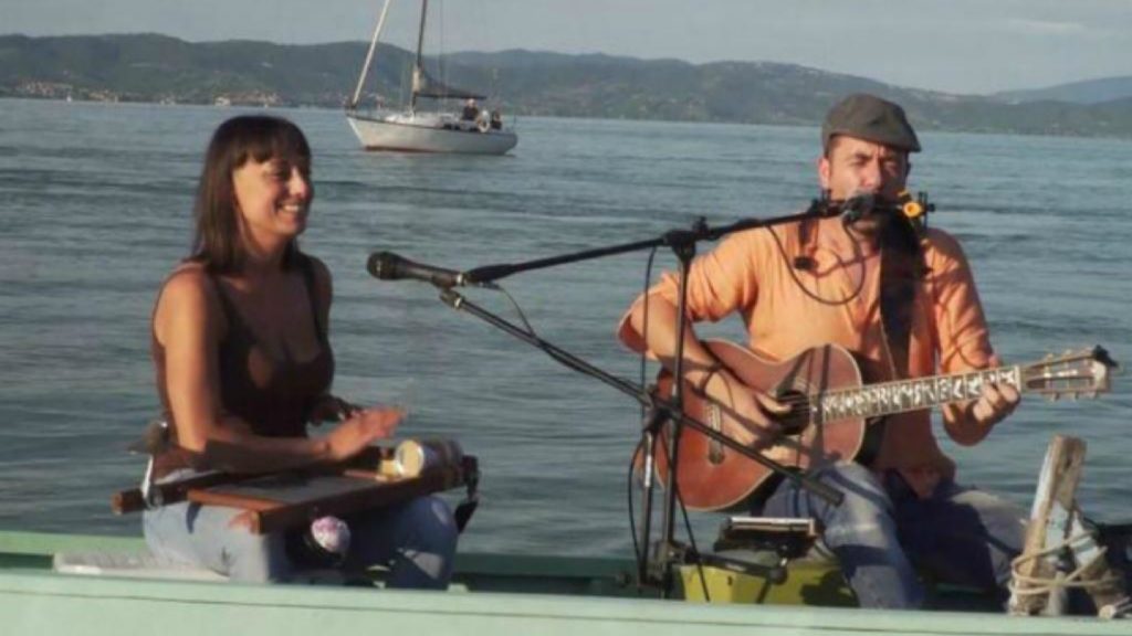 Músicos italianos recorren un lago tocando blues
