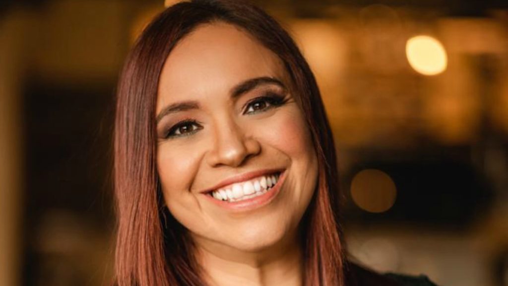 Maya Alonzo presenta su libro "Despierta"