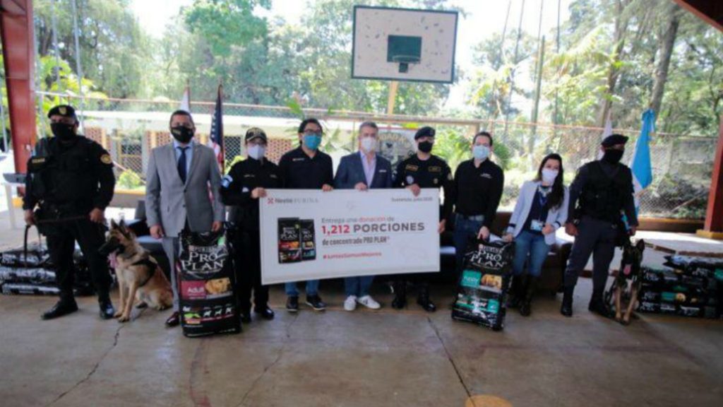 Purina lleva donación para la escuela canina de la PNC