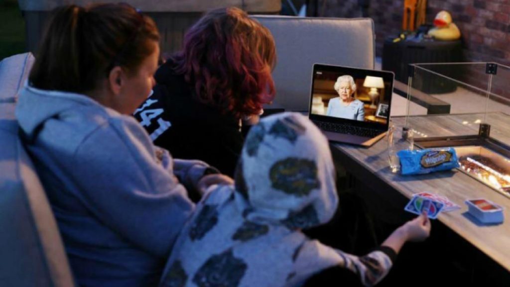 Reina Isabel participa en videoconferencia