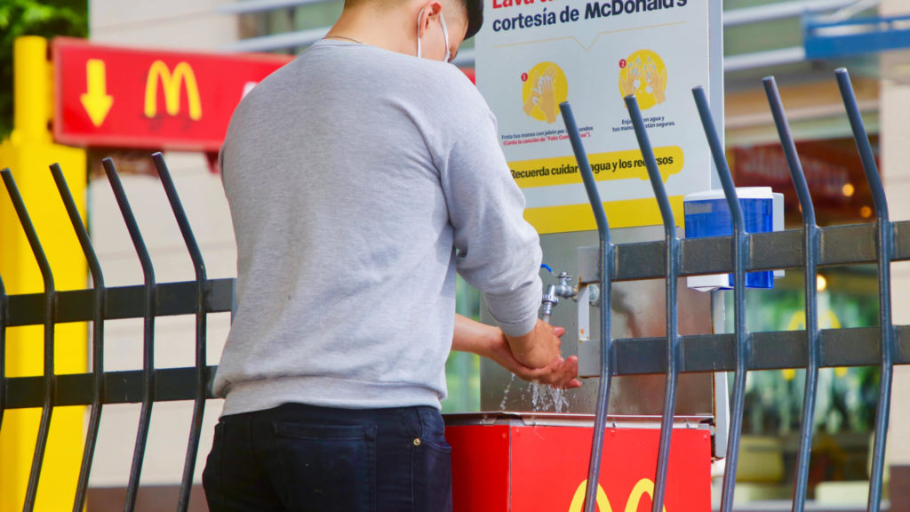 McDonald’s y Banco Industrial instalan lavamanos públicos