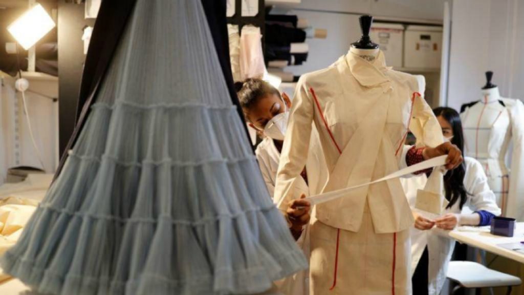 Diseñadores de moda dan rienda suelta a su creatividad