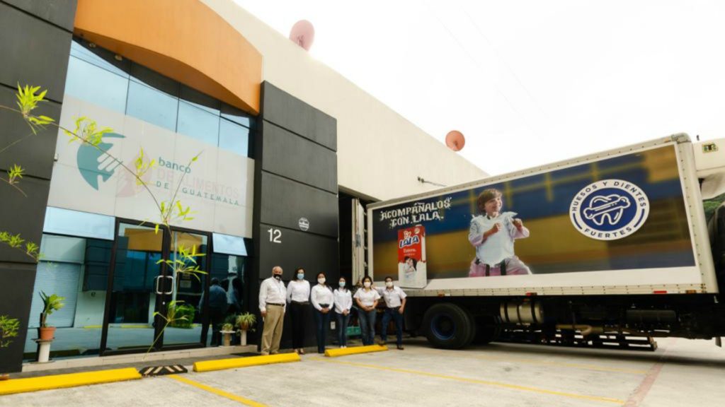 Lala Guatemala dona litros de leche al Banco de Alimentos