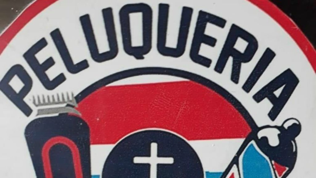 Peluqueros realizan iniciativa de cortes de cabello gratis